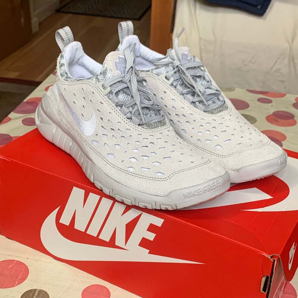 Nike FREE RUN TRAIL NEUTRAL GREY/WHITE  WOMEN’S size 9.5 / MEN SIZE 8 NEW